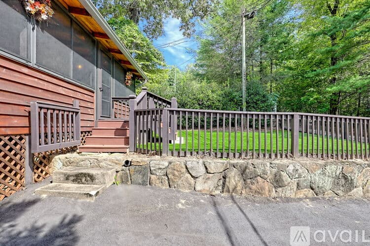 Clayton House: 32 Hill Camp Ln