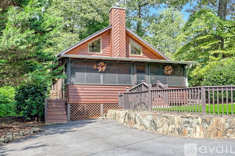 Clayton House: 32 Hill Camp Ln