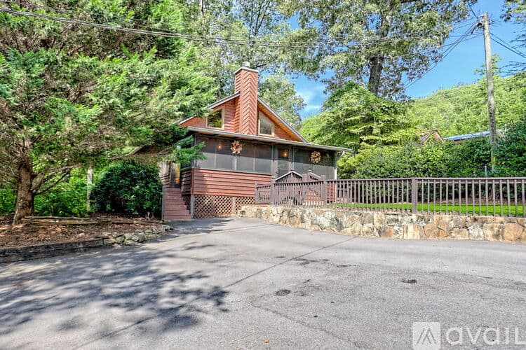 Clayton House: 32 Hill Camp Ln