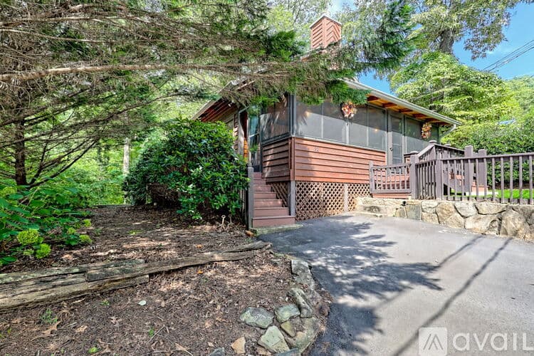Clayton House: 32 Hill Camp Ln