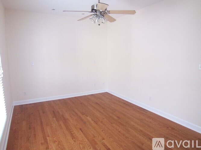 Savannah House: 537 East Hall Lane