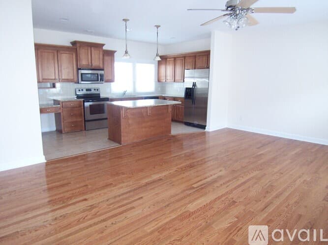 Savannah House: 537 East Hall Lane