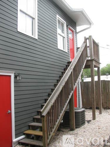 Savannah House: 537 East Hall Lane