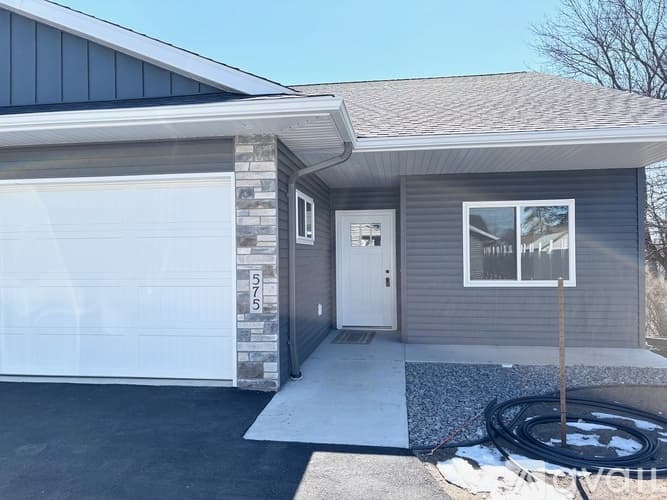 Richmond Townhome: 575 Main St W