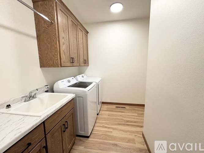 Richmond Townhome: 575 Main St W