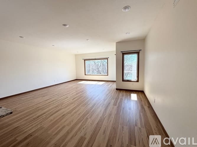 Richmond Townhome: 575 Main St W