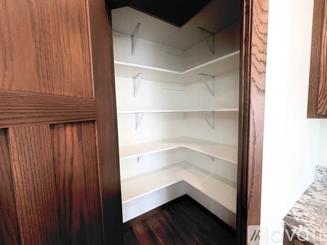 Richmond Townhome: 575 Main St W
