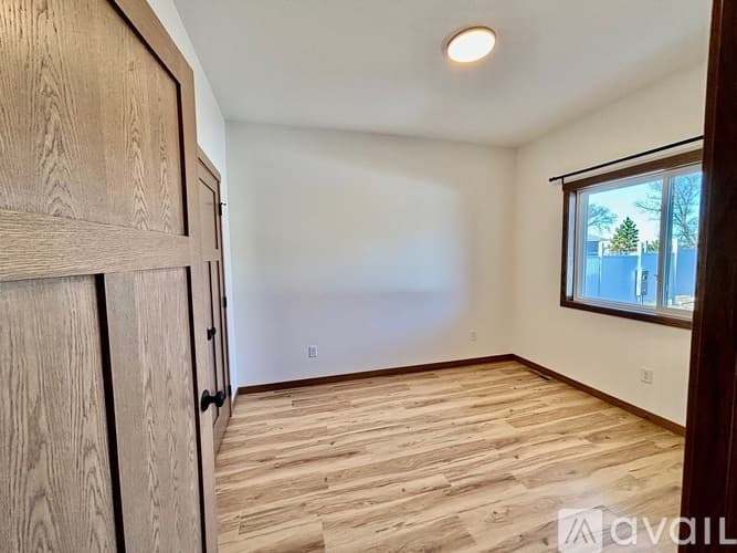 Richmond Townhome: 575 Main St W