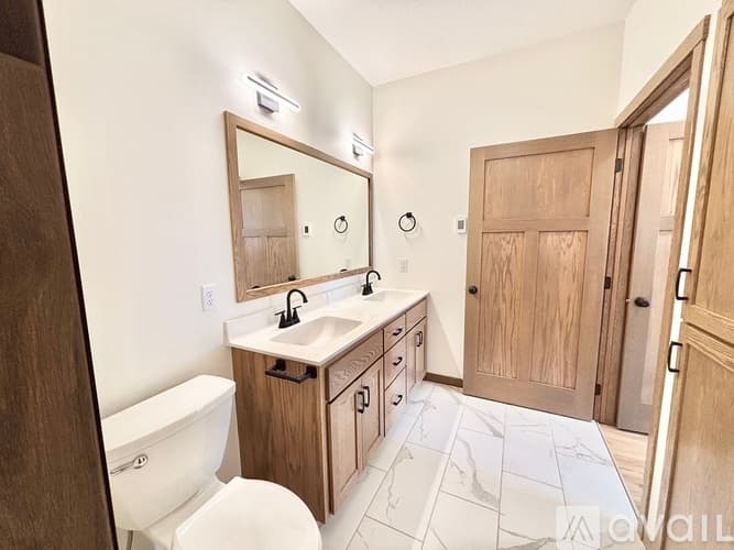 Richmond Townhome: 575 Main St W