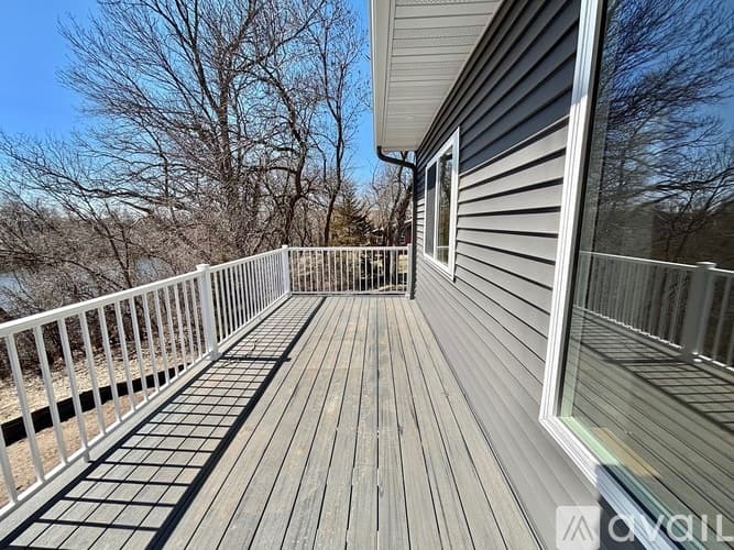 Richmond Townhome: 575 Main St W