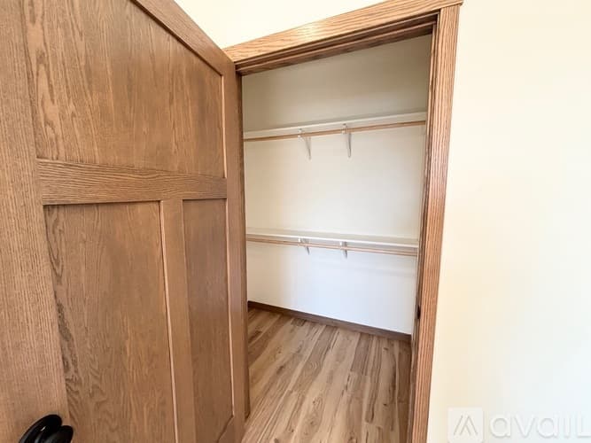 Richmond Townhome: 575 Main St W