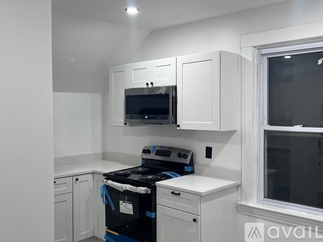 Fall River Apartment: 868 President Avenue