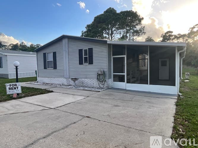 Cocoa House: 1641 Ridge Drive