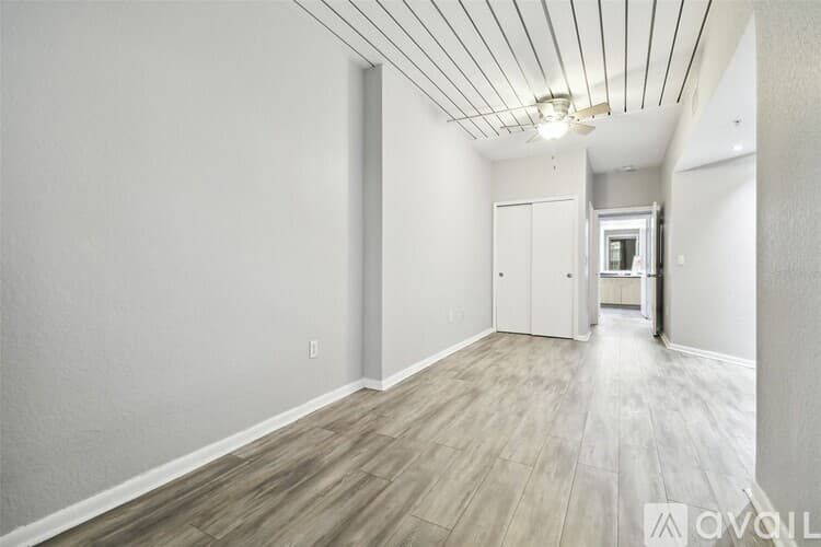Tampa Apartment: 2402 W Azeele St