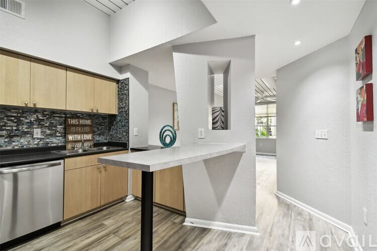 Tampa Apartment: 2402 W Azeele St