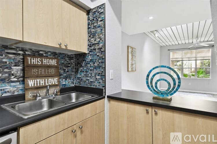 Tampa Apartment: 2402 W Azeele St