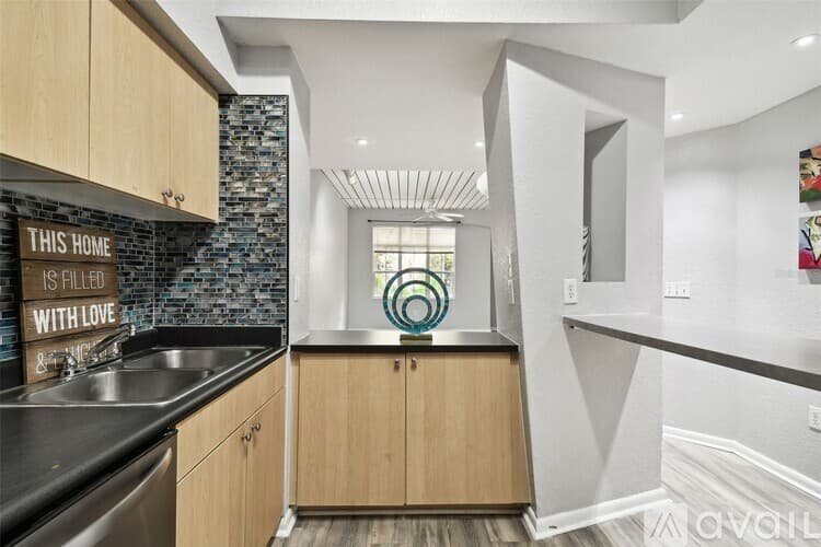 Tampa Apartment: 2402 W Azeele St