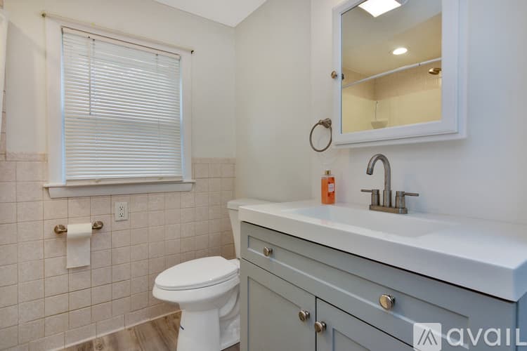 Lawrence House: 3 Durso Ave