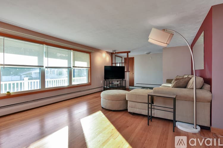 Lawrence House: 3 Durso Ave
