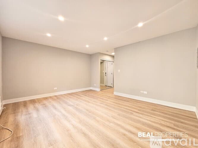 Chicago Apartment: 452 W Oakdale Ave