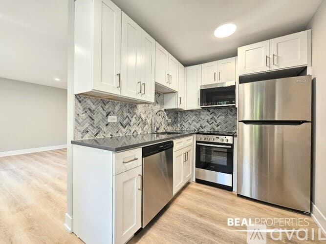 Chicago Apartment: 452 W Oakdale Ave