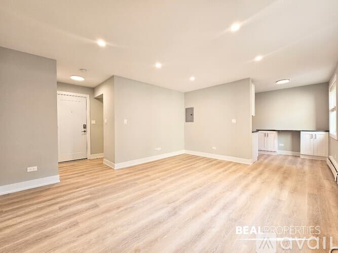 Chicago Apartment: 452 W Oakdale Ave