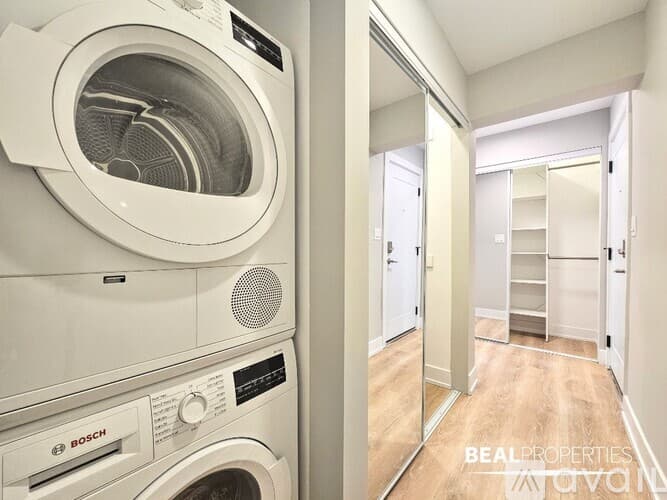Chicago Apartment: 452 W Oakdale Ave