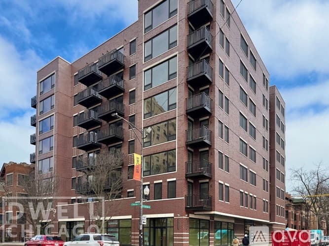 Chicago Apartment: 952 W Carmen Ave