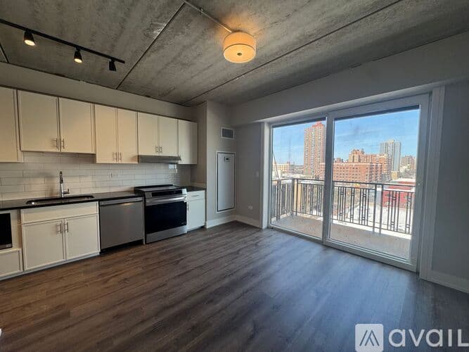 Chicago Apartment: 952 W Carmen Ave