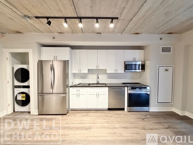 Chicago Apartment: 952 W Carmen Ave