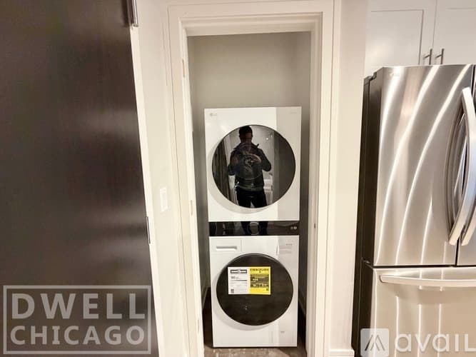 Chicago Apartment: 952 W Carmen Ave