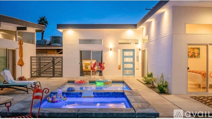 Palm Springs House: 473 1 2 West Sunview Avenue