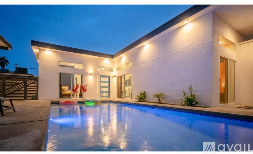 Palm Springs House: 473 1 2 West Sunview Avenue