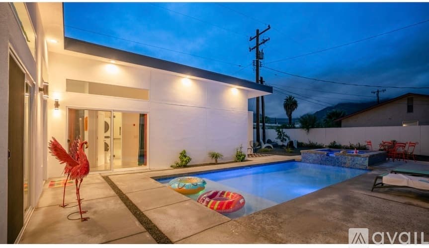 Palm Springs House: 473 1 2 West Sunview Avenue