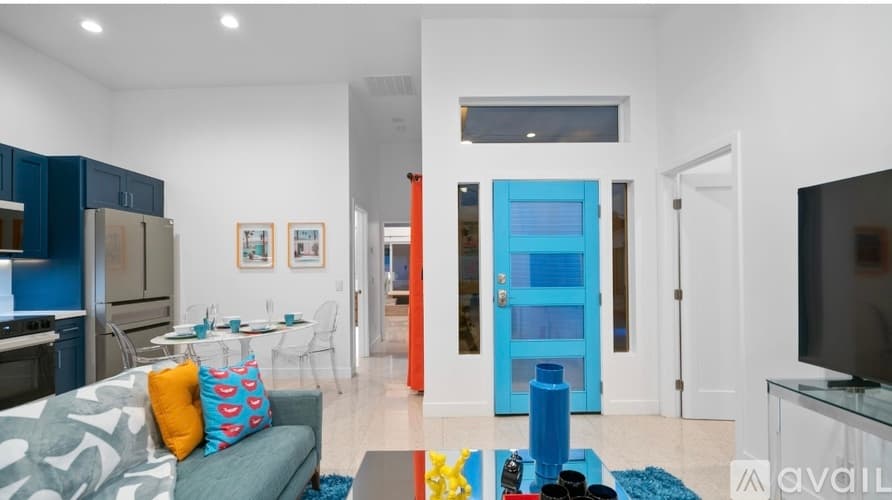 Palm Springs House: 473 1 2 West Sunview Avenue