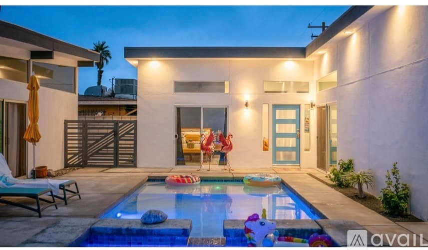 Palm Springs House: 473 1 2 West Sunview Avenue