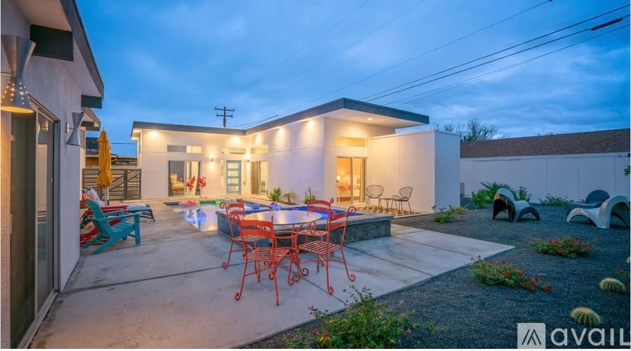 Palm Springs House: 473 1 2 West Sunview Avenue