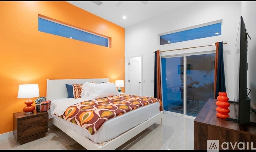 Palm Springs House: 473 1 2 West Sunview Avenue
