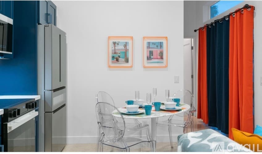 Palm Springs House: 473 1 2 West Sunview Avenue