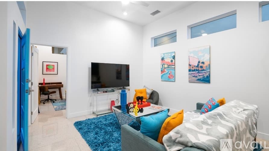 Palm Springs House: 473 1 2 West Sunview Avenue
