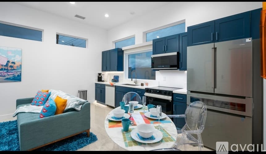 Palm Springs House: 473 1 2 West Sunview Avenue