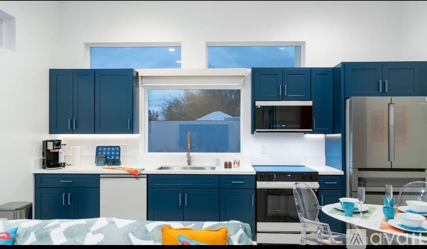 Palm Springs House: 473 1 2 West Sunview Avenue