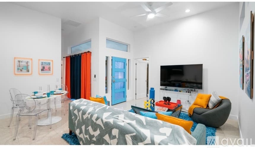 Palm Springs House: 473 1 2 West Sunview Avenue