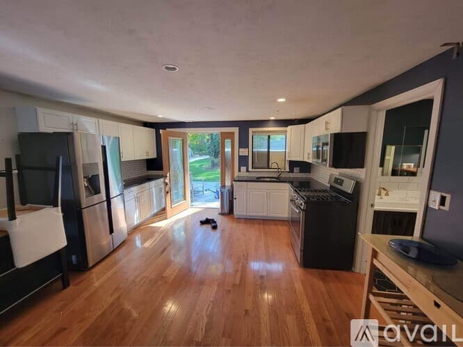 Middleborough Apartment: 78 Plympton Street