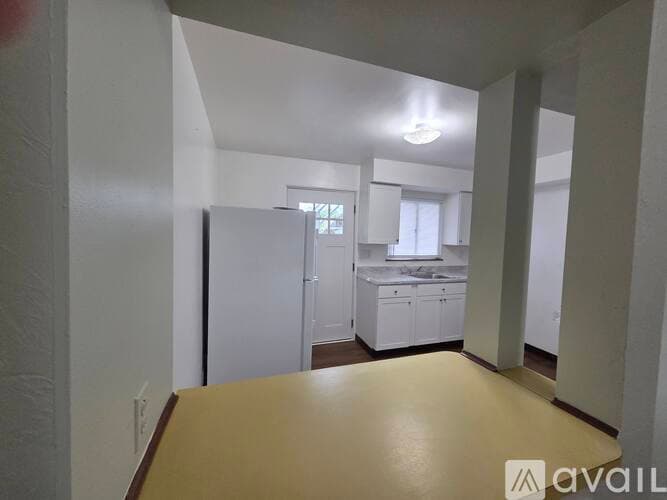 McKees Rocks Apartment: 705 Russellwood Avenue