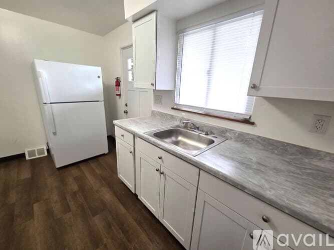 McKees Rocks Apartment: 705 Russellwood Avenue