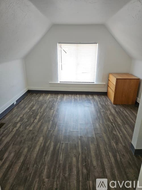 McKees Rocks Apartment: 705 Russellwood Avenue