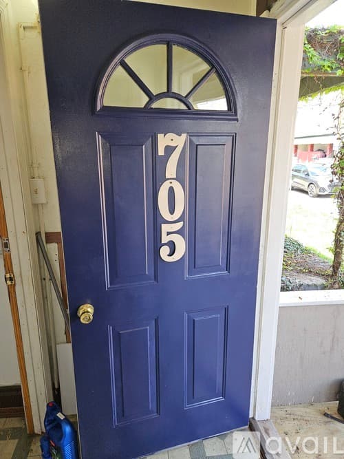 McKees Rocks Apartment: 705 Russellwood Avenue