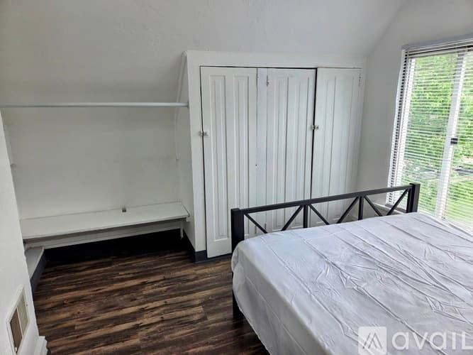 McKees Rocks Apartment: 705 Russellwood Avenue