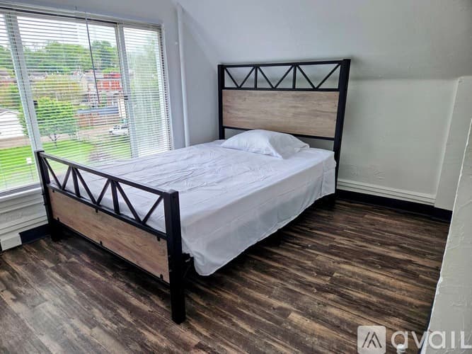 McKees Rocks Apartment: 705 Russellwood Avenue